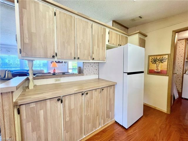 573 Cape Florida LN, Naples, FL 34104