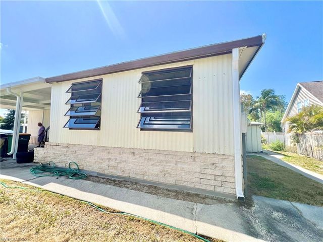 573 Cape Florida LN, Naples, FL 34104