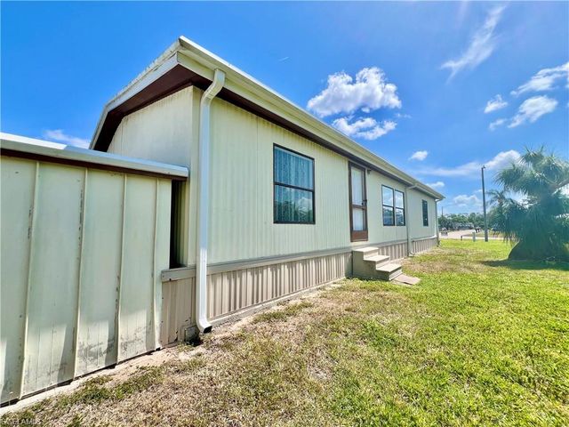 573 Cape Florida LN, Naples, FL 34104