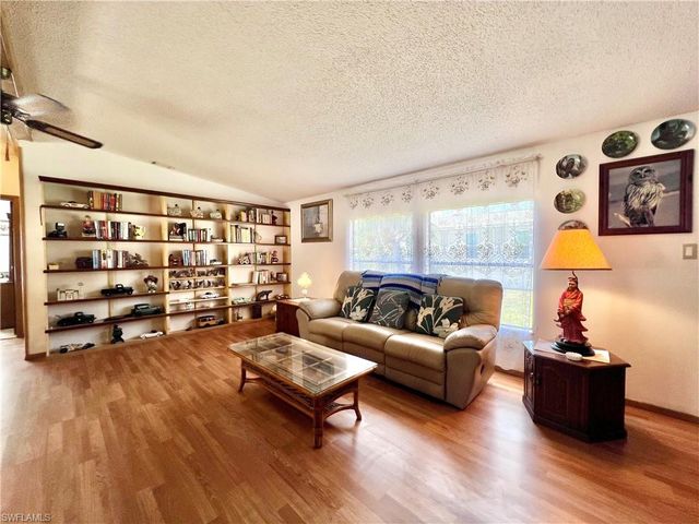 573 Cape Florida LN, Naples, FL 34104