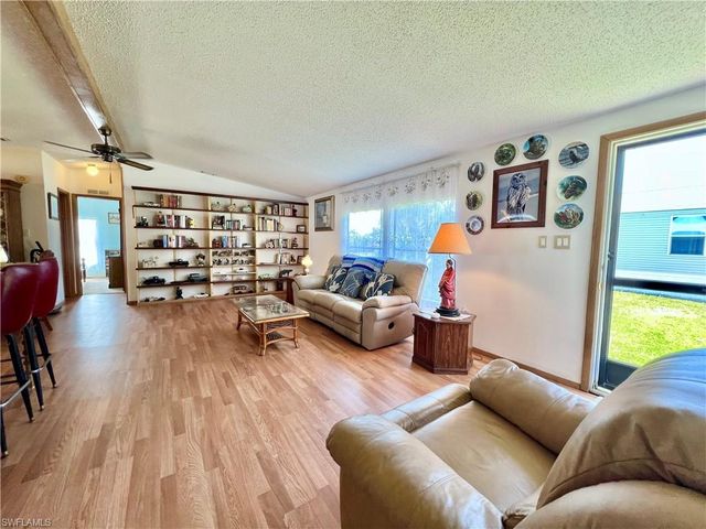 573 Cape Florida LN, Naples, FL 34104