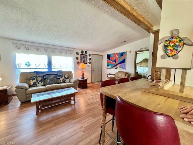 573 Cape Florida LN, Naples, FL 34104