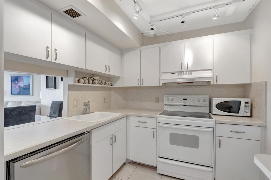 Image 13 of property listing at 3912 S Ocean Boulevard 607, Highland Beach, FL 33487