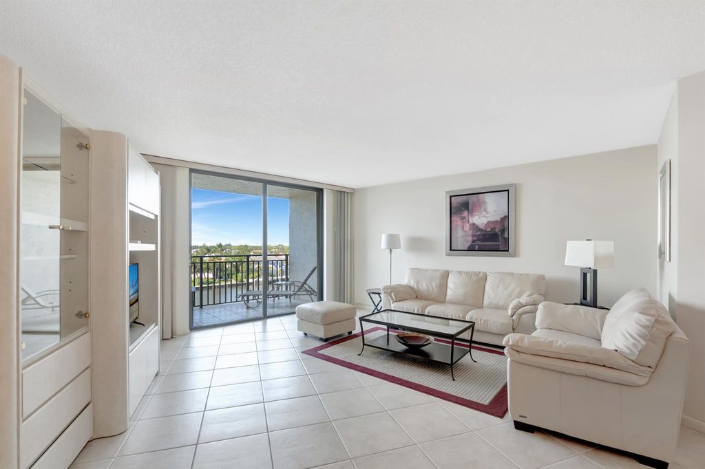 Image 8 of property listing at 3912 S Ocean Boulevard 607, Highland Beach, FL 33487