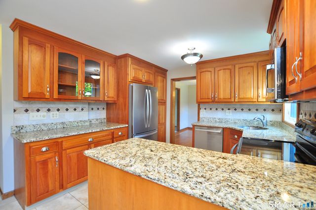 28 Somerset Drive, Windsor, CT 06095