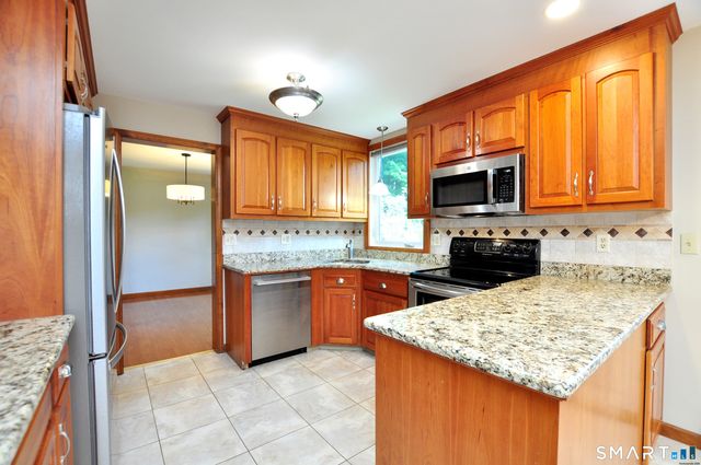28 Somerset Drive, Windsor, CT 06095