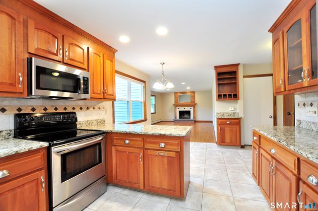 28 Somerset Drive, Windsor, CT 06095