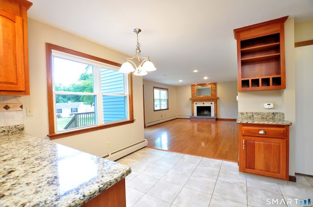 28 Somerset Drive, Windsor, CT 06095