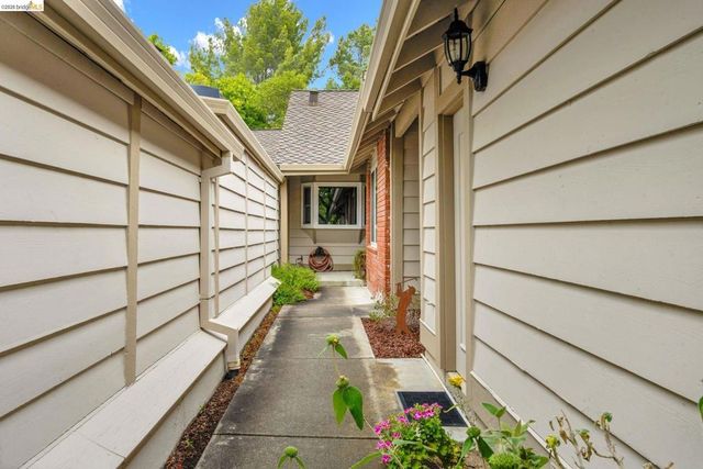 524 Silver Lake Dr, Danville, CA 94526