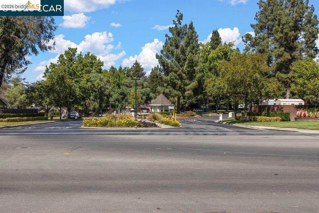 524 Silver Lake Dr, Danville, CA 94526