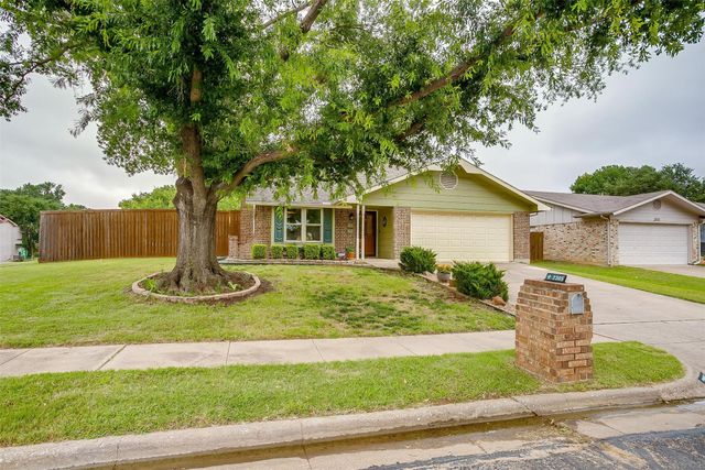 2305 Hollybush Lane, Bedford, TX 76021