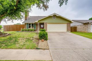 2305 Hollybush Lane, Bedford, TX 76021
