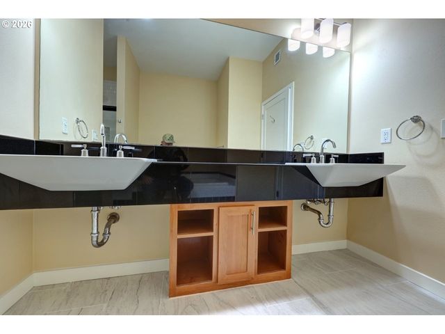 3930 ABBEY Ln 304A, Astoria, OR 97103