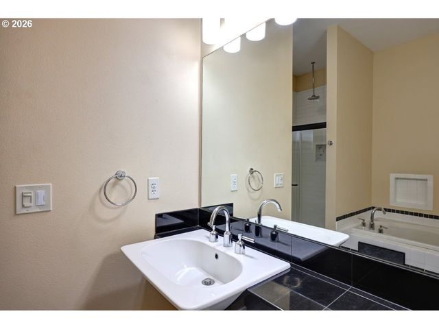 3930 ABBEY Ln 304A, Astoria, OR 97103