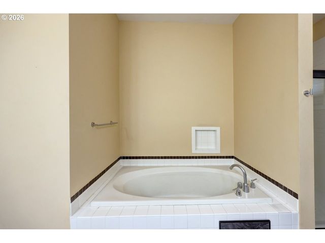 3930 ABBEY Ln 304A, Astoria, OR 97103