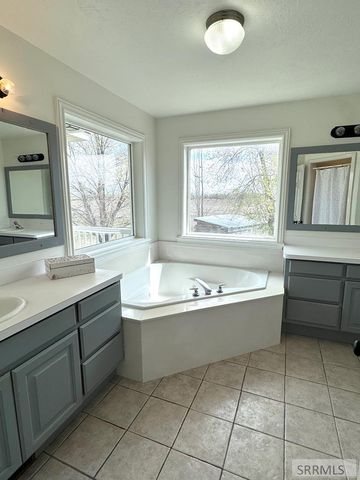 634 N 3200 E, Menan, ID 83434