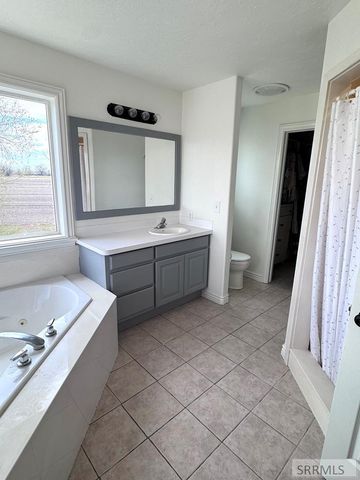 634 N 3200 E, Menan, ID 83434