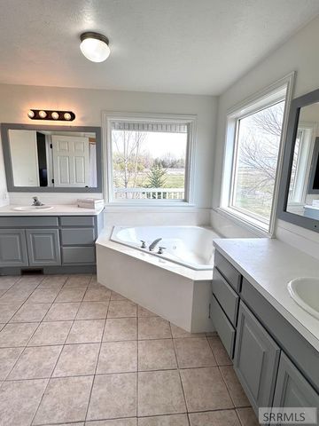 634 N 3200 E, Menan, ID 83434