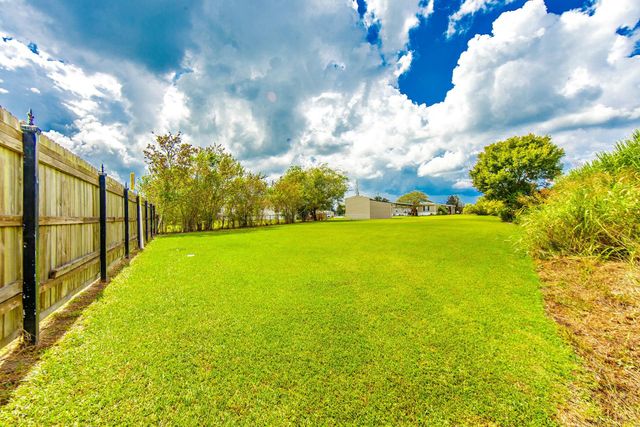 133 Honeysuckle Dr, Thibodaux, LA 70301