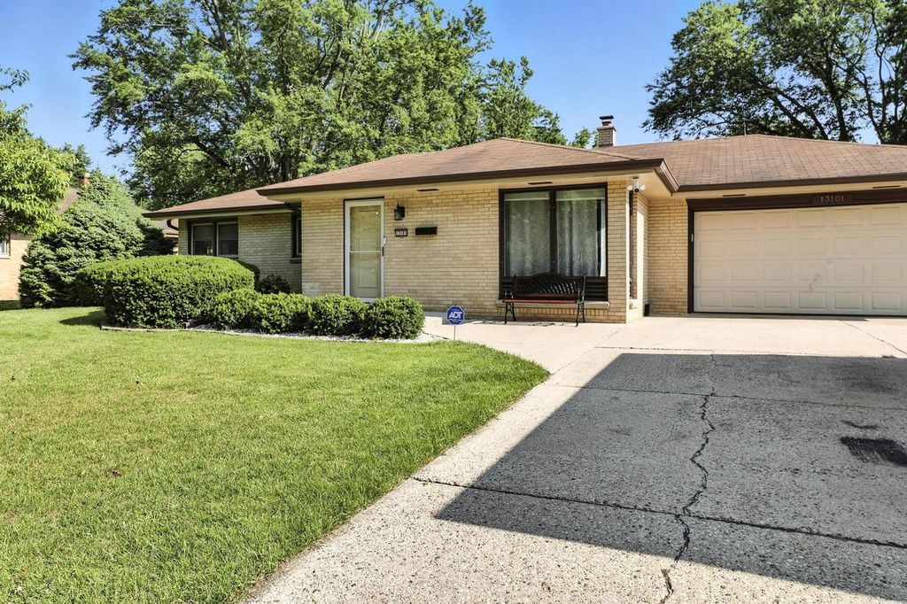 13101 W Fairmount AVENUE, Butler, WI 53007