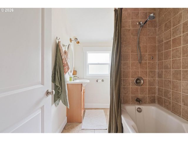 4946 Ne 35TH Pl, Portland, OR 97211