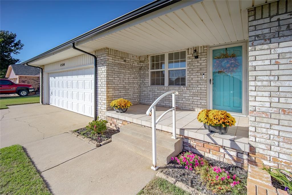 1524 W Oak Street, El Reno, OK 73036