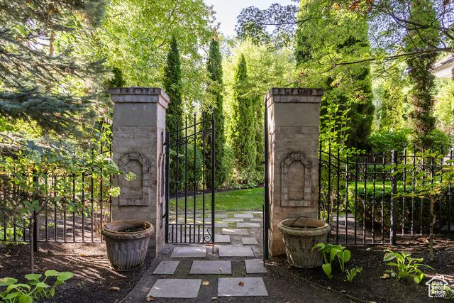 5508 S WALKER ESTATES CIR, Holladay, UT 84117