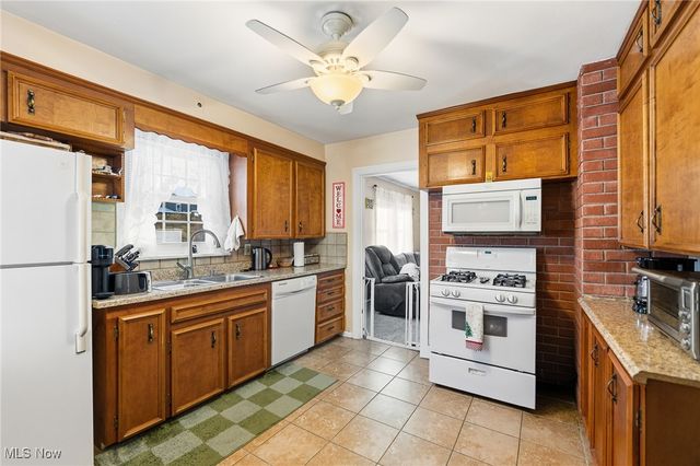 18 E Oakland Boulevard, Struthers, OH 44471