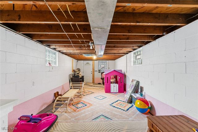 18 E Oakland Boulevard, Struthers, OH 44471