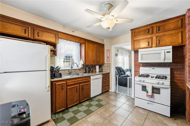 18 E Oakland Boulevard, Struthers, OH 44471