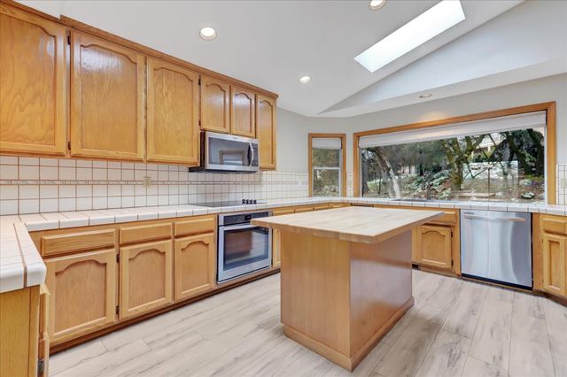 17572 Long Branch Ct, Penn Valley, CA 95946