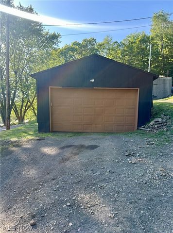 44 Moores Lane, New Cumberland, WV 26047
