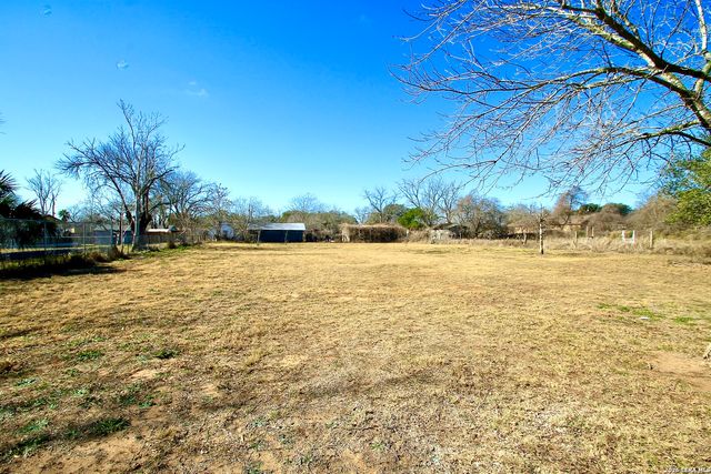 1215 Plum, Floresville, TX 78114