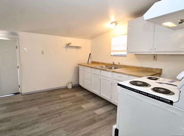 1215 Plum, Floresville, TX 78114