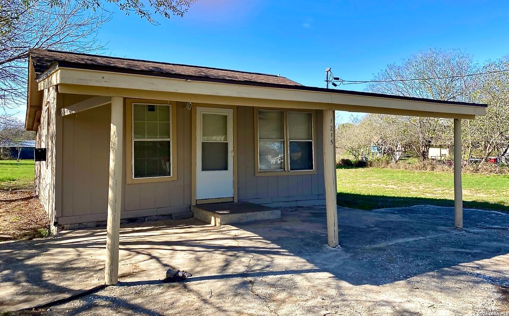 1215 Plum, Floresville, TX 78114