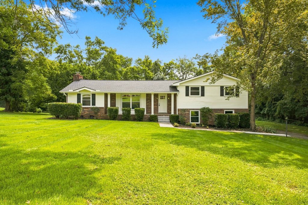 215 Tyne Bay Dr, Hendersonville, TN 37075