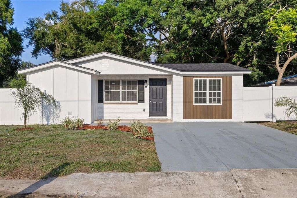 Image 1 of property listing at 8711 N RIVER FOREST CIRCLE, Tampa, FL 33604