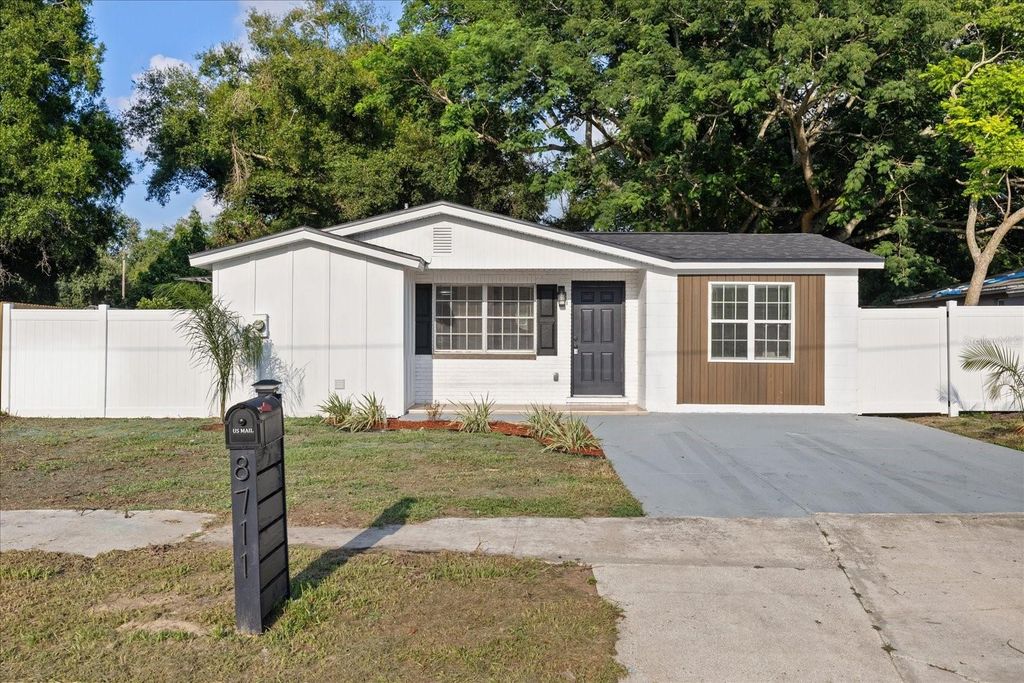 Image 2 of property listing at 8711 N RIVER FOREST CIRCLE, Tampa, FL 33604