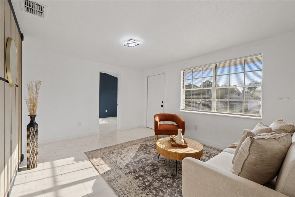 Image 11 of property listing at 8711 N RIVER FOREST CIRCLE, Tampa, FL 33604