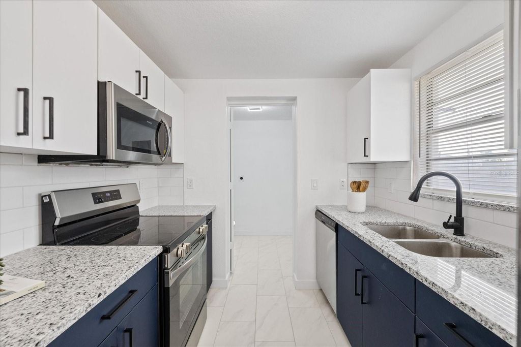 Image 13 of property listing at 8711 N RIVER FOREST CIRCLE, Tampa, FL 33604
