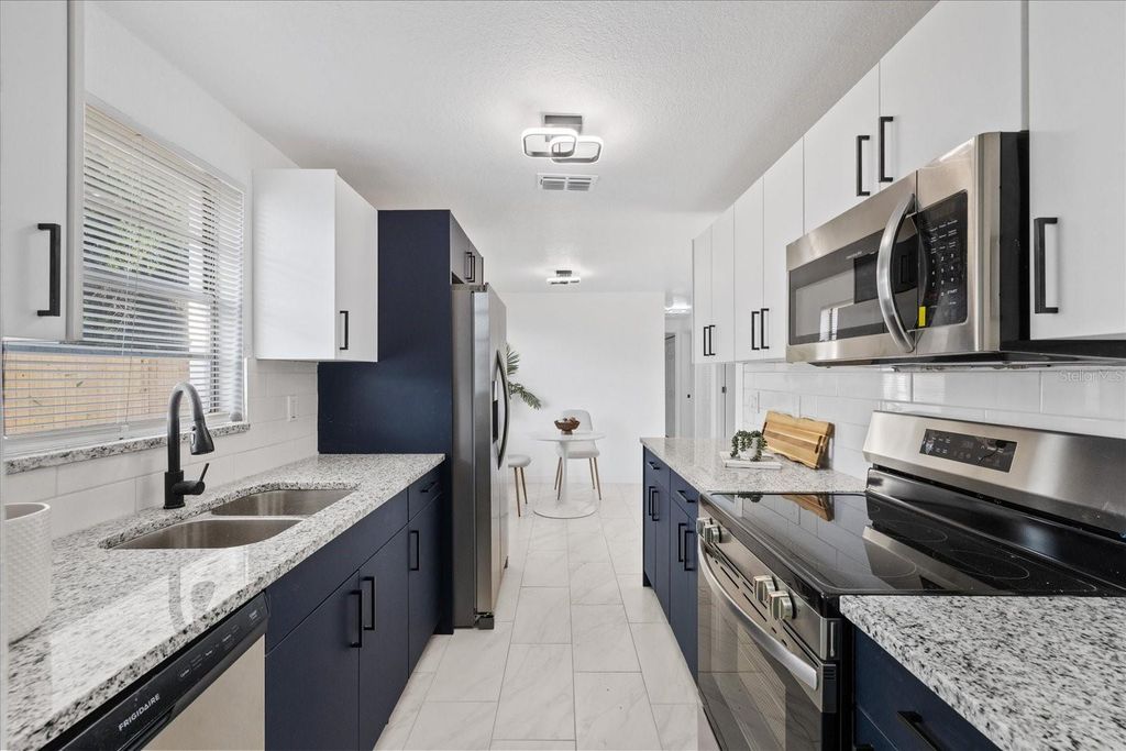 Image 15 of property listing at 8711 N RIVER FOREST CIRCLE, Tampa, FL 33604