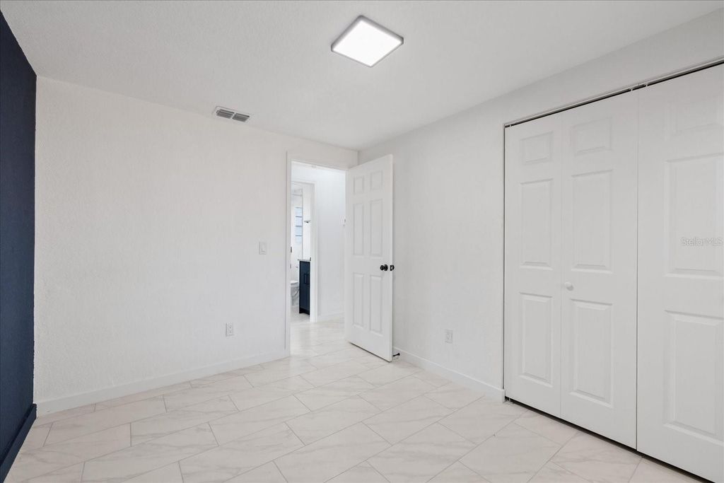 Image 17 of property listing at 8711 N RIVER FOREST CIRCLE, Tampa, FL 33604