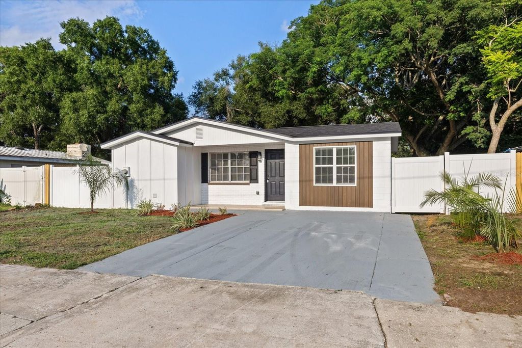 Image 3 of property listing at 8711 N RIVER FOREST CIRCLE, Tampa, FL 33604