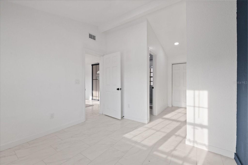 Image 28 of property listing at 8711 N RIVER FOREST CIRCLE, Tampa, FL 33604