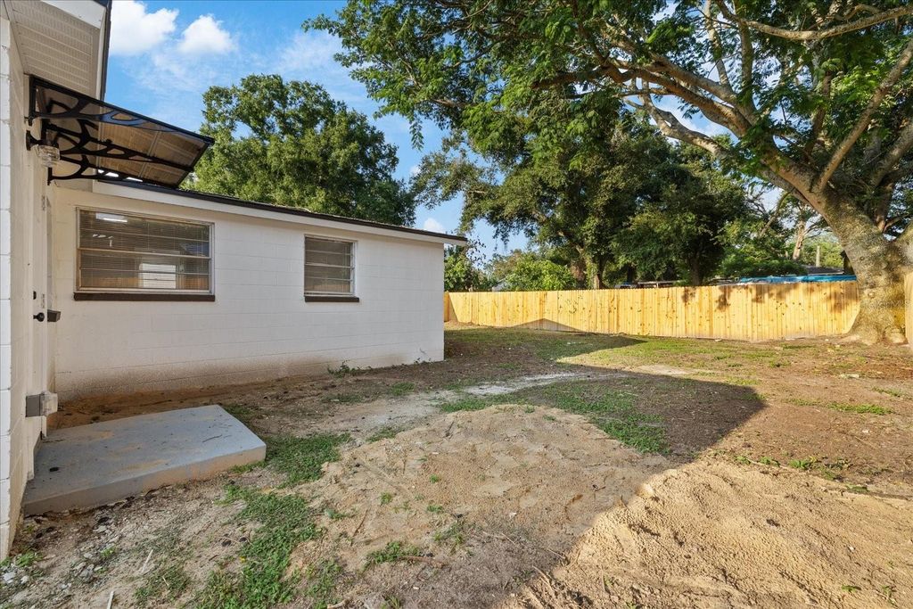 Image 5 of property listing at 8711 N RIVER FOREST CIRCLE, Tampa, FL 33604