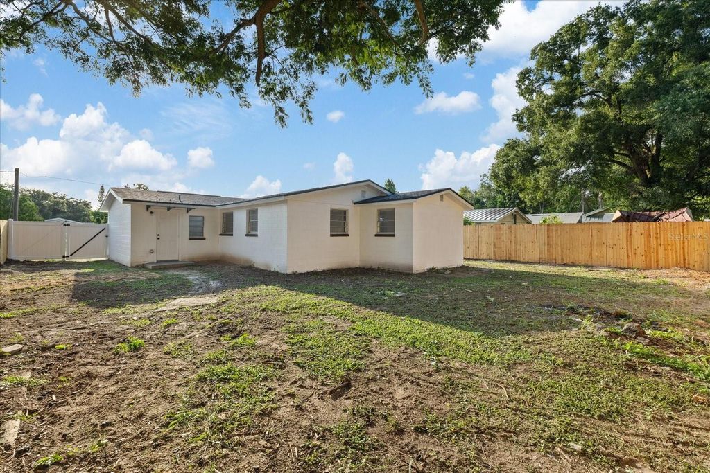 Image 6 of property listing at 8711 N RIVER FOREST CIRCLE, Tampa, FL 33604