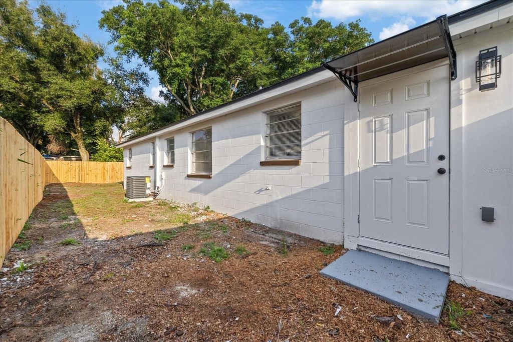 Image 7 of property listing at 8711 N RIVER FOREST CIRCLE, Tampa, FL 33604