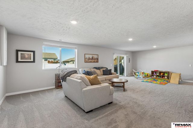12104 S 107th Avenue, Papillion, NE 68046