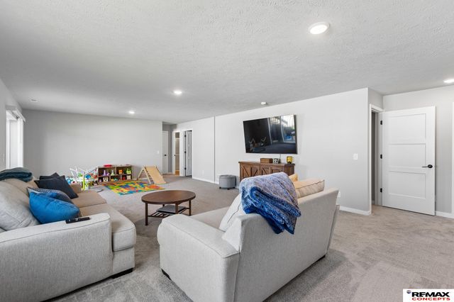 12104 S 107th Avenue, Papillion, NE 68046