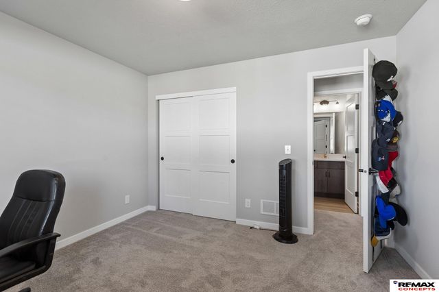12104 S 107th Avenue, Papillion, NE 68046